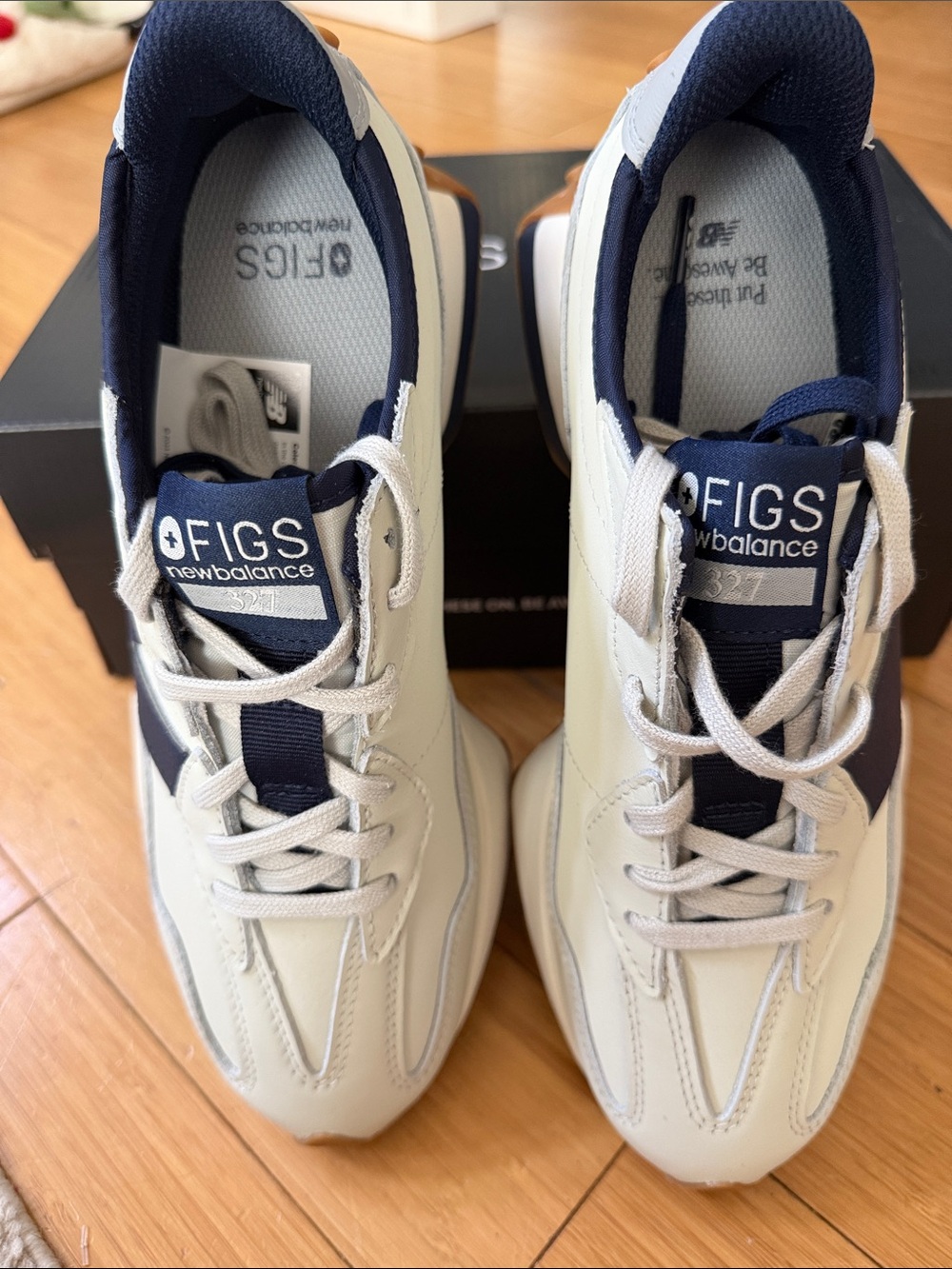 New Balance Cream & Navy Retro 327 Runner Sneakers - Picture 2 of 9